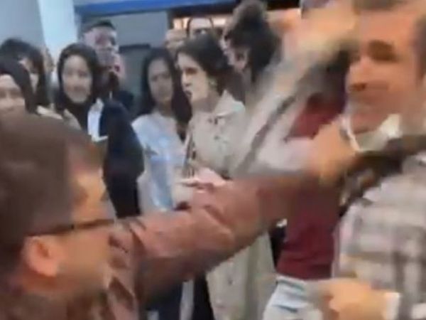 Metro istasyonunda yaka paça kavga ettiler!