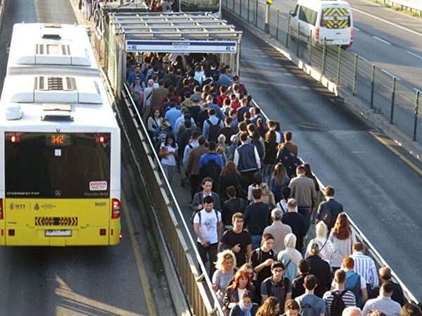Metrobüs Arıza Yaptı! Edirnekapı’da Kuyruk Oluştu
