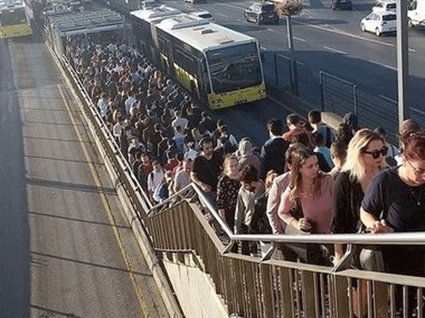 Metrobüslerde Bozulan Sesi Anons Çilesi! Görme Engelli Üniversite Öğrencisinin Mağduriyeti Çözülmedi