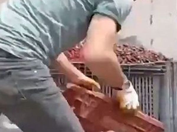 Meyve Suyu Üretim Tesisinden Mide Bulandırıcı Görüntü! Ayakkabısıyla Çiğnedi...
