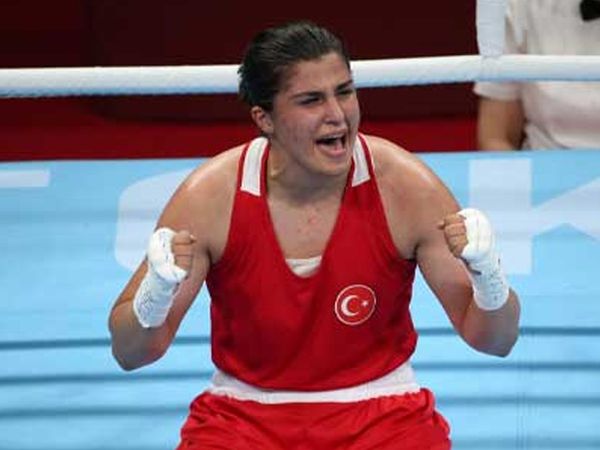 Milli boksör Buse Naz Çakıroğlu, üst üste 3. kez Avrupa şampiyonu!