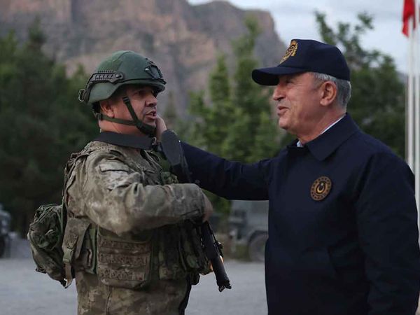 Milli Savunma Bakanı Hulusi Akar sınır hattında: Geceyi Çukurca'daki 2. Ordu Taktik Komuta Yeri'nde geçirdi!