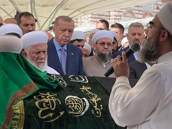 Milyonlar Mahmut Ustaosmanoğlu'nu son yolculuğuna uğurladı! Başkan Erdoğan'dan duygusal sözler!