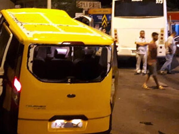 Minibüs ile Taksi Çarpışması Kavgaya Dönüştü