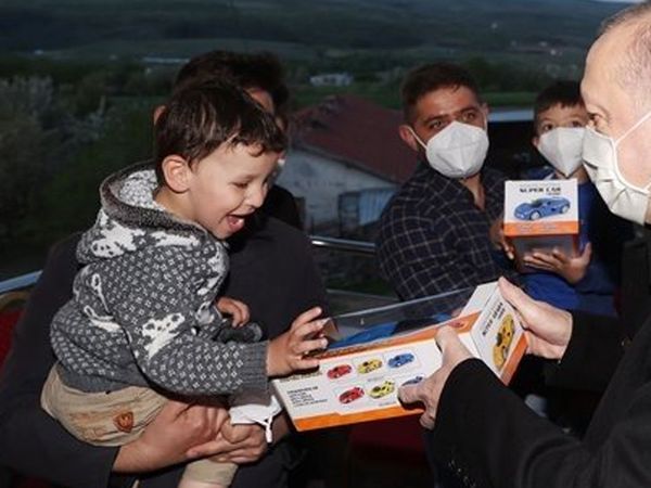 Minikler Mutlu! 'Tayyip Dedeleri' Yüzlerini Güldürdü
