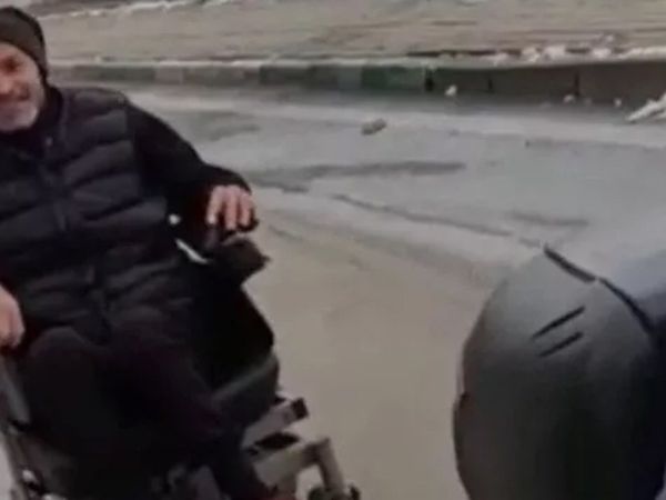 Motokuryeden Duygulandıran Hareket! Aküsü Bittiği İçin Yolda Kalan Engelli Vatandaşa Yardım Etti