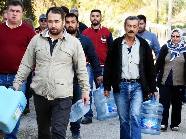 Muğla'da halk isyan etti! Muhtar tankerle cadde ve sokaklarda su dağıttı!