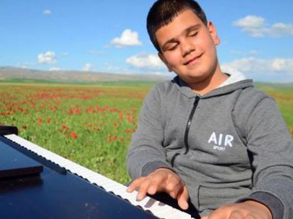 Muş'ta Görme Engelli Bager Piyano Konseriyle Dinleyenleri Büyüledi