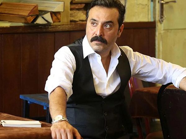Mustafa Üstündağ etek giyip amuda kalktı!