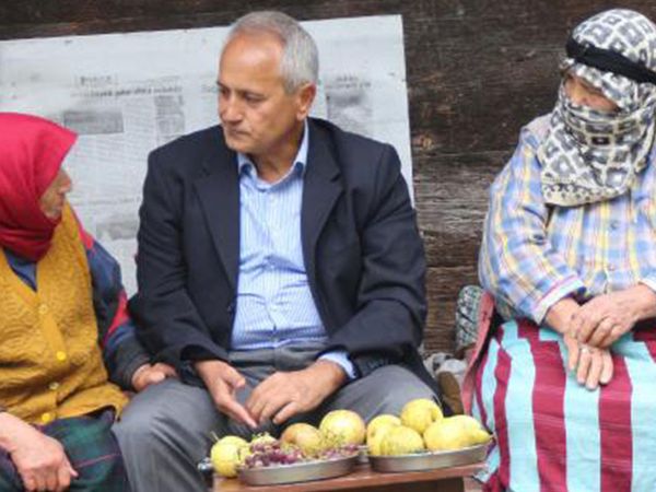 Myanmar'a Gidemeyen Büyükelçi Memleketi Rize'de Bahçe İşleri Yapıyor!