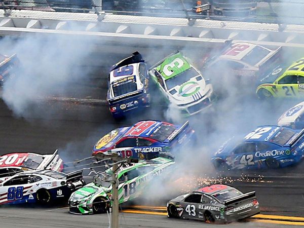 NASCAR Yarışları Gerçekleşen Kaza Sonrası Yarıda Kaldı!