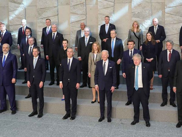 NATO Liderler Zirvesi'nde ilk temaslar: Aile fotoğrafı çekildi!