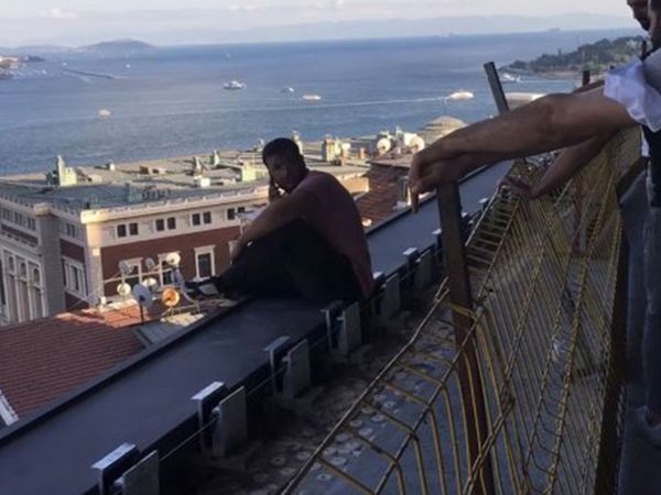 Nefesler Kesildi! Polis 13. Kattan Atlamaya Çalışan Genci Böyle Kurtardı