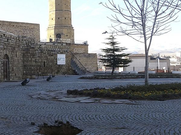 Niğde Kalesi’ni Gezerken Define Kuyusuna Düştü