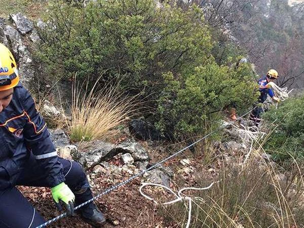 Niğde’de Kayalıklar Arasında Kalan Oğlağı Kurtarmak İçin Metrelerce Aşağıya İndiler