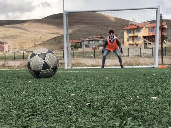 Öğrenciler Atık ve Atıl Malzemelerle Halı Saha Yaptı