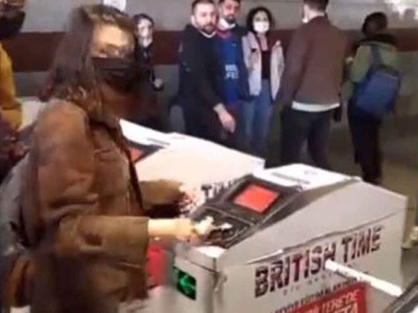 Öğrenciler İstanbul'da ulaşıma yüzde 40 zam kararını protesto etti: Yetersiz Bakiye!
