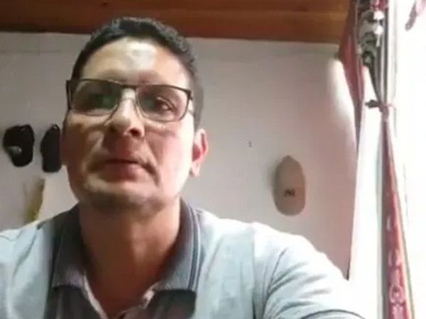 İnternetten Ders Anlatan Öğretmen Kamerayı Açık Unutunca Rezil Oldu