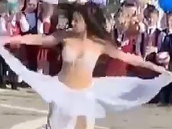 Okul Açılışında Dansöz Kıyafeti Giyip Oynayan Öğretmen Tepki Topladı!