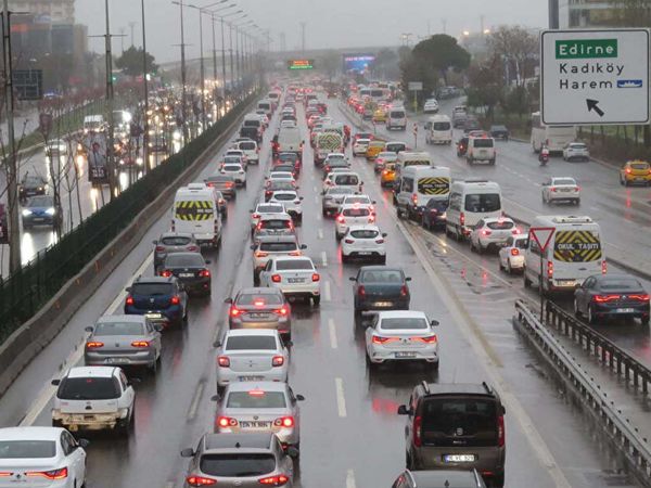 Okulların açılmasıyla birlikte İstanbul'da trafik yoğunlu arttı