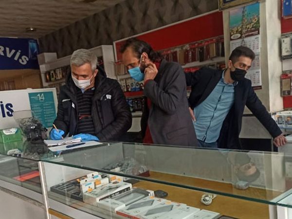 Önce Satıcıyı Oyaladı, Sonra Telefonları Çaldı