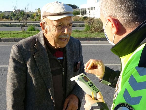 Önündeki Otomobile Çarpan Sürücü Polislere Zor Anlar Yaşattı