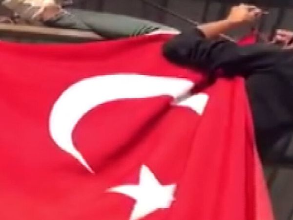 Osmaniye'de 18 Yaşındaki Mehmet'in Bayrak Hassasiyeti