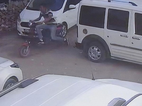 Osmaniye’de akıllara durgunluk veren hırsızlık olayı! Yardımda bulunarak motosikleti çaldılar!