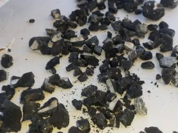 Osmaniye'de Gökten Siyah Renkte Taş Yağdı: Merdivenden Zor Kaçtım