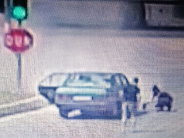Otomobil alevler içerisinde kaldı! Otomobilin sahibi kendini yerden yere attı