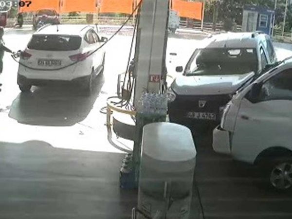 Otomobile çarpmamak için benzinliğe daldı: O anlar kameralara yansıdı