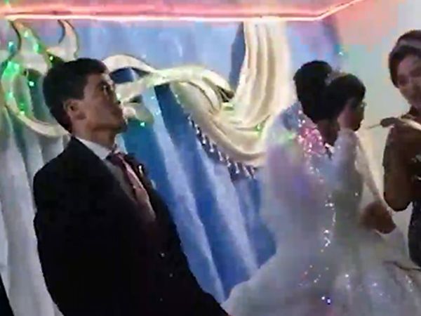 Özbekistan'da bir düğünde damat geline tokat attı