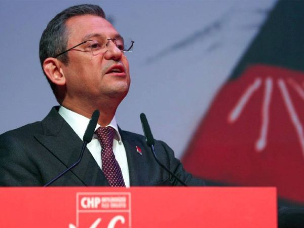 Özgür Özel yaptığı hareketle gündem oldu: Spikere tepki gösterdi
