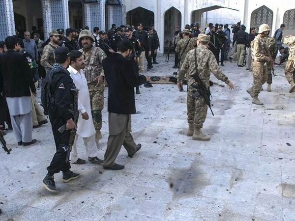 Pakistan'da camiye bombalı saldırı: 45 kişi öldü 65 kişi yaralandı!