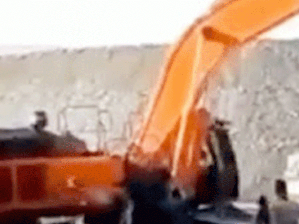 Parasını Alamadı: Kepçeye Binip Kamyonları Ezdi!