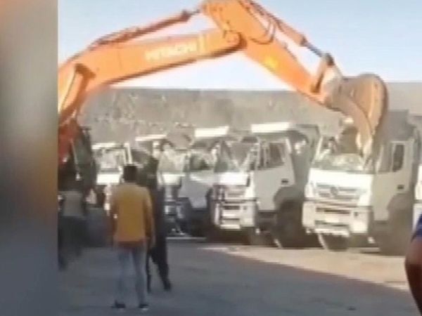 Parasını Alamayan Adam Amcasının Kamyonlarını Kepçeyle Ezdi