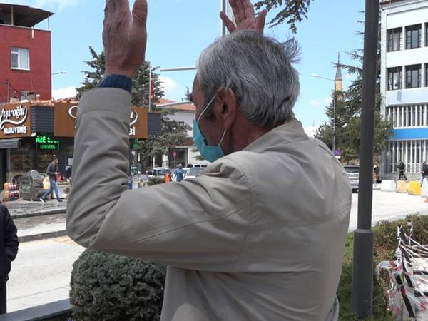 Parkta Polisin Uyardığı Kişi: Hanım Temizlik Yapıyorum Diye Evden Kovuyor