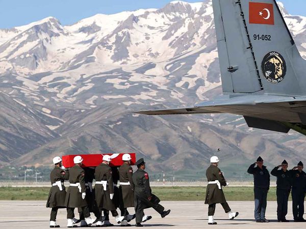 Pençe-Kilit Operasyonu'nda şehit düşen 5 askerin naaşı Hakkari'de düzenlenen törenle memleketlerine gönderildi