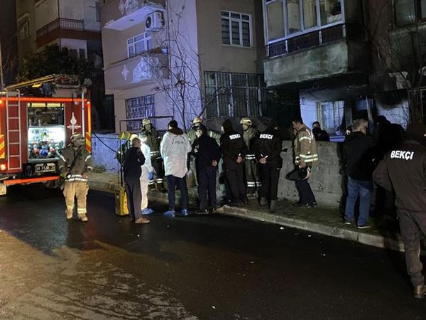 Pendik'te 4 Katlı Binada Yangın: Bacakları Olmayan 1 Vatandaş Yaşamını Yitirdi