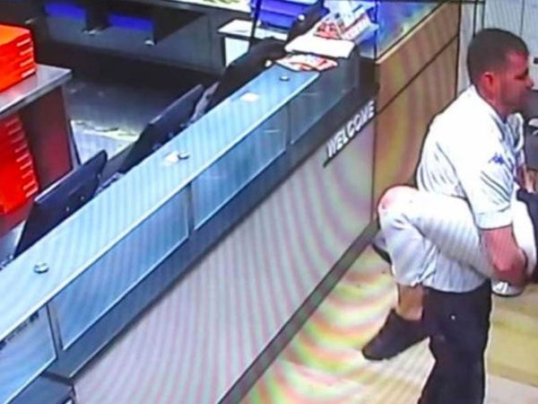 Pizza beklerken herkesin içinde öpüşen çift