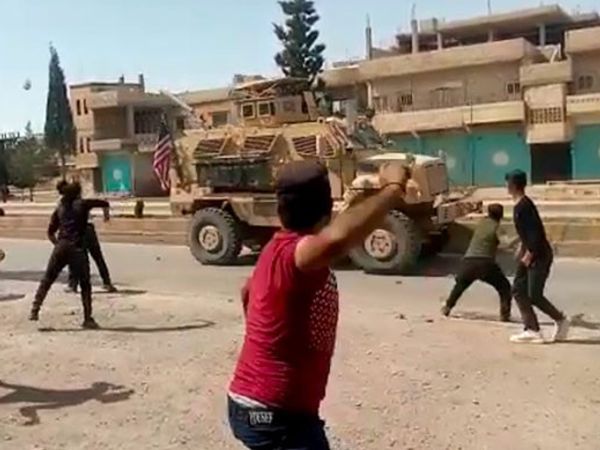 Terör Yandaşları Suriye’de ABD Ordusunun Araçlarını Taşladı