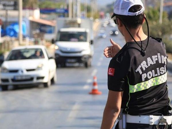 Polis aracıyla uygunsuz video çeken 4 kişi yakalandı