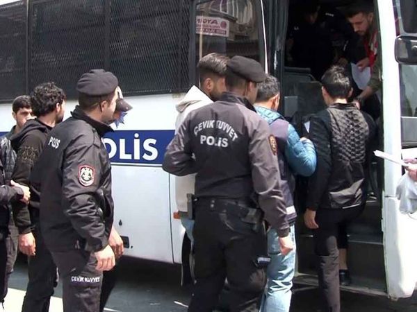Polis ekipleri göz açtırmadı: İstanbul'da yakalanan 250 kaçak göçmen gözaltına alındı!
