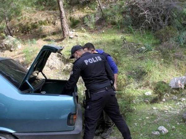 Polisi Görünce Sevgilisini Arabada Bırakıp Dağa Kaçtı