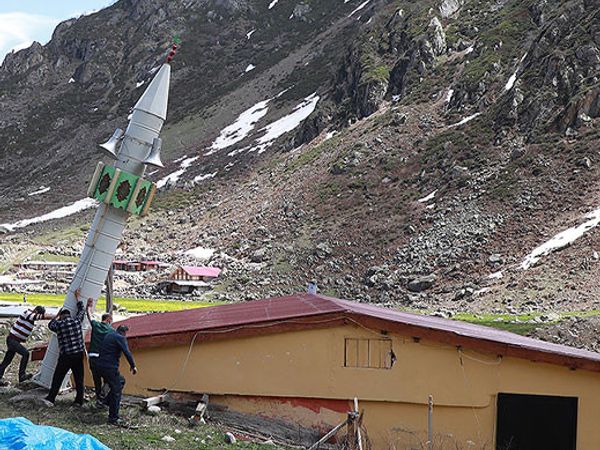 Rize'de Kış Ayında Yatırılan Minare Havalar Isınınca Yeniden Kaldırıldı