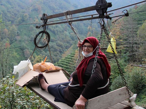 Rize'de Teleferikle Araziye Gidiyorlar