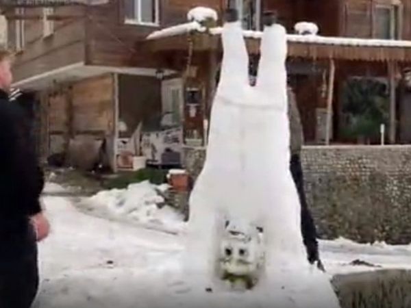 Rize'de Yoğun Kar Yağışını Değerlendiren Vatandaşlar Kardan Adamı Bu Kez Tersten Yaptı!