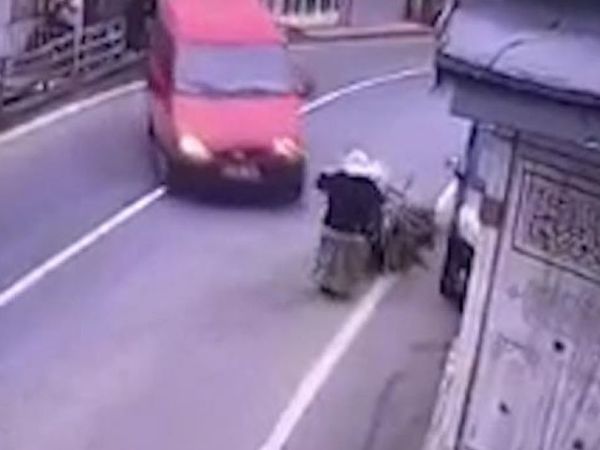 Rize'de Yolda Yürüyen Kadına Minibüs Çarptı!