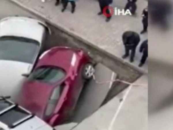 Rusya'da Ana Cadde'de Su Çukuru Oluştu
