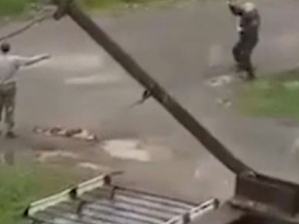 Rusya’da Bir Kişinin Elinde Bombanın Patladığı Anlar Kameraya Yansıdı